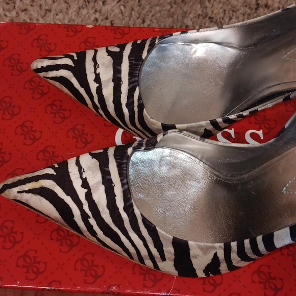 Guess carries heels. Zebra print - Picture 3 of 5